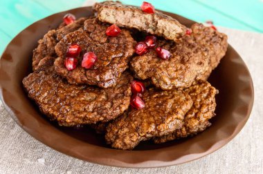 Nar tohumları bir seramik tabak ile sulu karaciğer pirzola. Yakın çekim