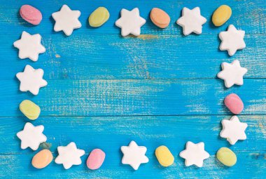 Çerçeve yapılan şeker: şeker ve çerezleri mavi ahşap arka plan üzerinde.