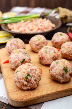 Çiğ köfte, bir kesme tahtası üzerinde yemek pişirmek için hazır. 