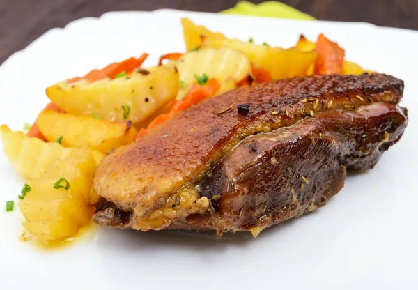 Filete de pechuga de ganso asado con papas estilo país en un blanco — Foto de Stock