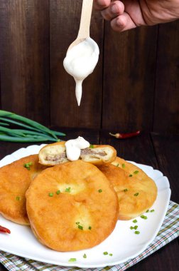 Ekşi krema ile beyaz bir tabak etli börek kızartma derin 