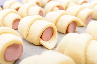 Ev pişirme: Hamur sosis. Bir kafes üzerinde birçok ham buns. Yakın çekim