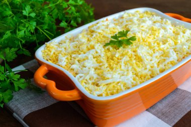 Haşlanmış sebze, yumurta ve sardalye yağda hafif bahar salatası. 