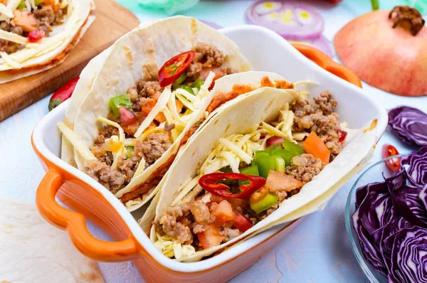 Taco pedas Meksiko dengan daging cincang, kacang tumbuk, sayuran, keju parut . — Stok Foto