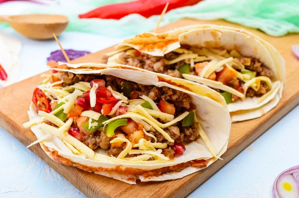 Taco pedas Meksiko dengan daging cincang, kacang tumbuk, sayuran, keju parut . — Stok Foto