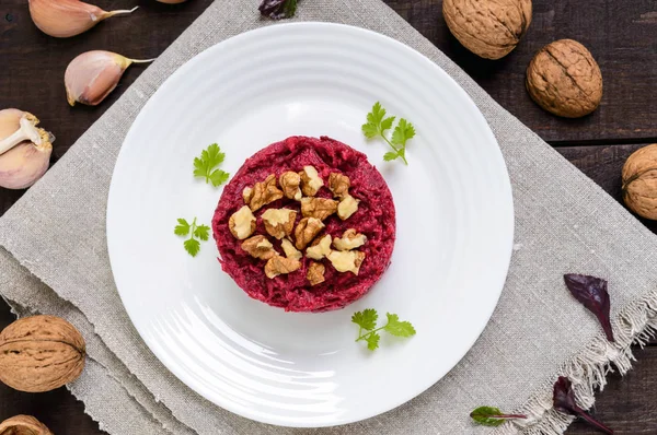 Vegetarian Lenten dish: a salad of beets with walnuts and garlic — Stock Photo, Image