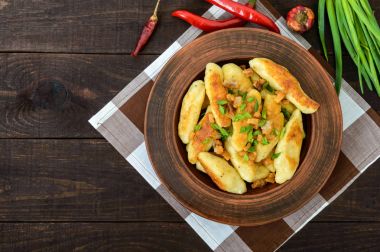 Popüler geleneksel Çekçe, Macarca, Almanca çanağı: patates knedli (mantı) dilim kızarmış domuz pastırması, baharatlı kırmızı biber ve yeşil soğan ile. Üstten Görünüm