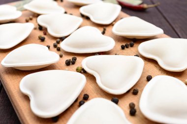 Pişmemiş hamur kesme tahtası (köfte, mantı, mantı), kalp şeklinde. Yakın çekim