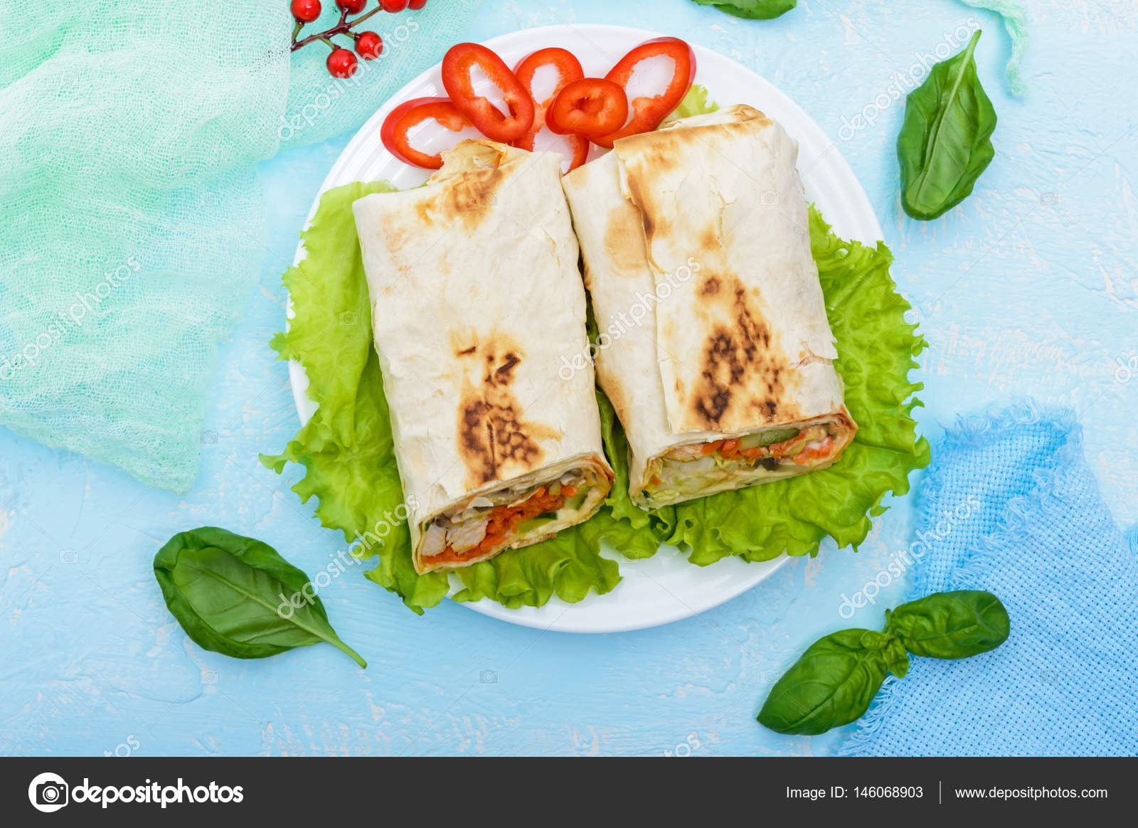 Shawarma-중동 요리 준비한 (피타)에서 만든 소스, 신선한 야채 샐러드, 버섯, 닭고기와 박제. 상 추에 봉사는 밝은 배경에서 나뭇잎. 상위 뷰  