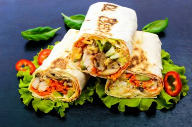 Shawarma - Orta Doğu yemek silindir Mini değirmenler (pide yaptı)