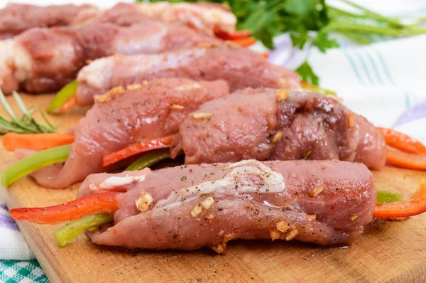 Неприготовленные, свиные мясные рулеты, фаршированные овощами — стоковое фото