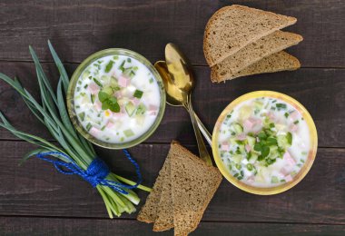 Hafif diyet taze salatalık, koyu ahşap zemin üzerine seramik kase Yoğurtlu terbiyeli çorbası. Geleneksel Rus yemeği - 