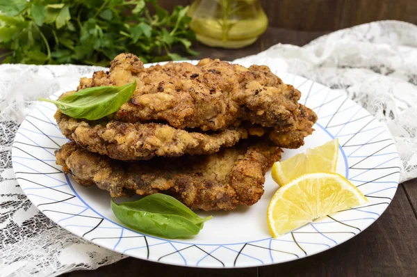 एक प्लेट पर घर का बना "Vienna" schnitzel। ऑस्ट्रियाई व्यंजनों का एक पारंपरिक व्यंजन . — स्टॉक फ़ोटो, इमेज