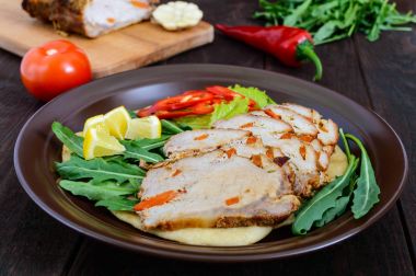 Domuz jambon, otlar, biber kapi tortilla koyu ahşap zemin üzerine seramik plaka üzerinde kesme dilimlerle pişmiş..