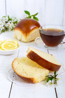 Bir fincan çay bir yumuşak topuz, limon dilimleri ile güne iyi bir başlangıç olduğunu. Kahvaltı.