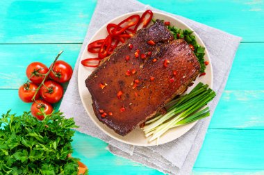 Fırında pastırma ile baharat, yeşil soğan bir plaka üzerinde büyük bir parçası. Üstten Görünüm.