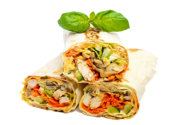 La comida tradicional de Oriente Medio - shawarma. Lavash relleno de pollo, verduras, champiñones y salsa. Aislado sobre fondo blanco . —  Fotos de Stock