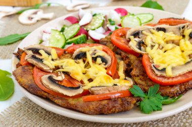 Pirzola mantar, domates ve peynir Beyaz ahşap zemin üzerinde pişmiş. Et 