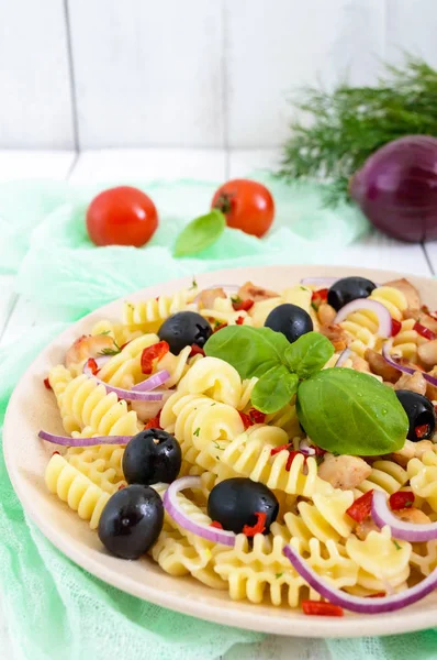 Makarna salatası radiatori tavuk, Siyah Zeytin, mavi soğan, tatlı biber Beyaz ahşap zemin üzerinde. Dikey Görünüm — Stok fotoğraf
