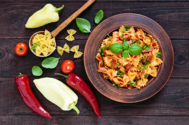 Tavuk, domates sosu ve fesleğen ile makarna farfalle