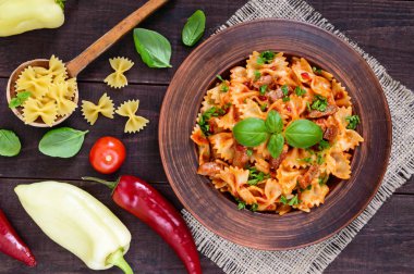 Tavuk, domates sosu ve fesleğen ile makarna farfalle