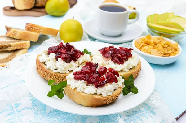 Ízletes, egészséges reggeli: szendvicsek a feta (túró), szárított áfonya, körte, menta és egy csésze kávé. — Stock Fotó