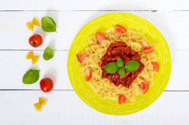 Makarna Farfalle tavuk, domates, mavi soğan, tatlı biber ve domates sosu ile