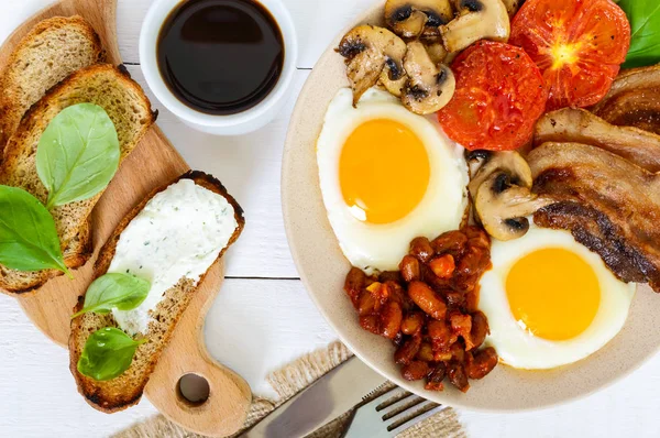 英式早餐︰ 鸡蛋、 培根、 番茄汁、 蘑菇、 西红柿，豆子烤面包，奶油奶酪 — 图库照片