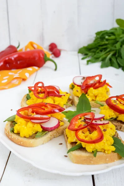 Sendvič s míchanými vejci, rukola, ředkev, paprika kapi a lněného semínka — Stock fotografie