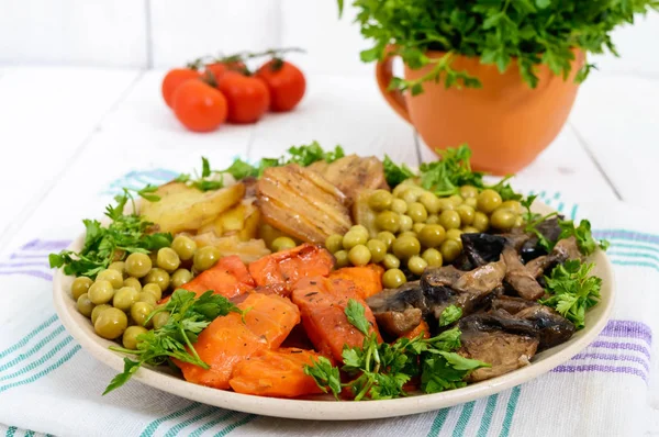 Вегетарианский завтрак: выпечка овощей (картофель, морковь), грибы, зеленый горох — стоковое фото