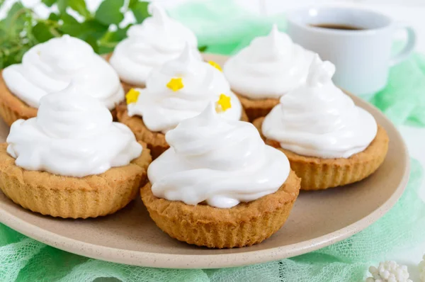 Tarta mini krem powietrza na talerz i filiżankę kawy na podłoże drewniane z. — Zdjęcie stockowe