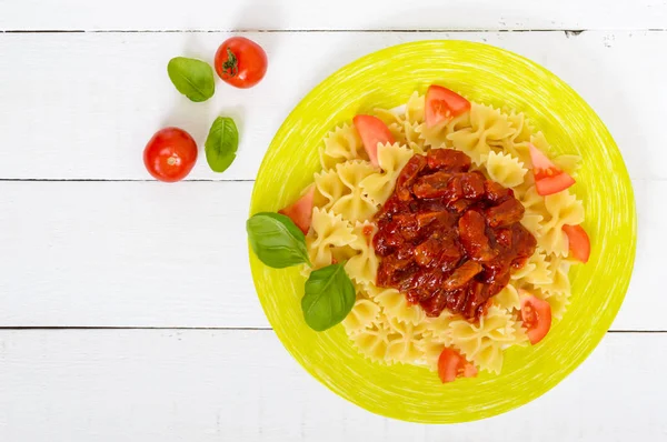 Makarna Farfalle tavuk, domates, mavi soğan, tatlı biber ve domates sosu ile — Stok fotoğraf