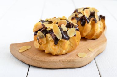 Eklerleri, koyu çikolata ve badem pul ile kaplı