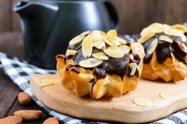 Eklerleri, koyu çikolata ve badem pul ile kaplı