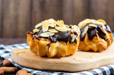 Eklerleri, koyu çikolata ve badem pul ile kaplı