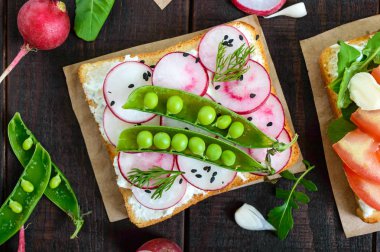 Sebzeli sandviç birkaç tür: turp, domates, salatalık, roka 