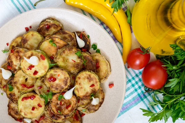 Insalata piccante di fette fritte di zucchine e aglio giovane, spezie, erba — Foto Stock