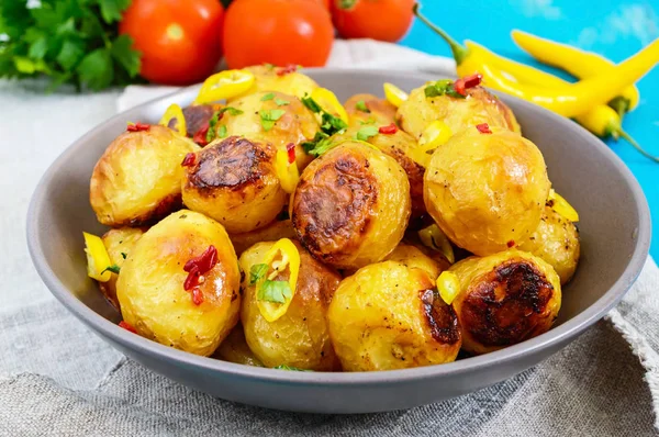 Pieczone ziemniaki ze złotej skórki z ostra papryka, czosnek, przyprawy — Zdjęcie stockowe