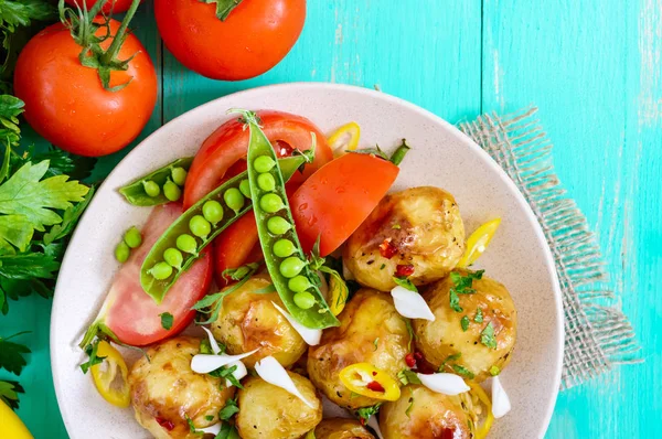 Pikantna Sałatka z pieczonymi ziemniakami, młody czosnek, pomidory, groszek zielony — Zdjęcie stockowe