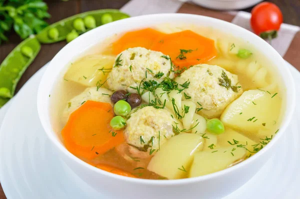 軽い食事スープ肉団子、野菜、フジッリ — ストック写真