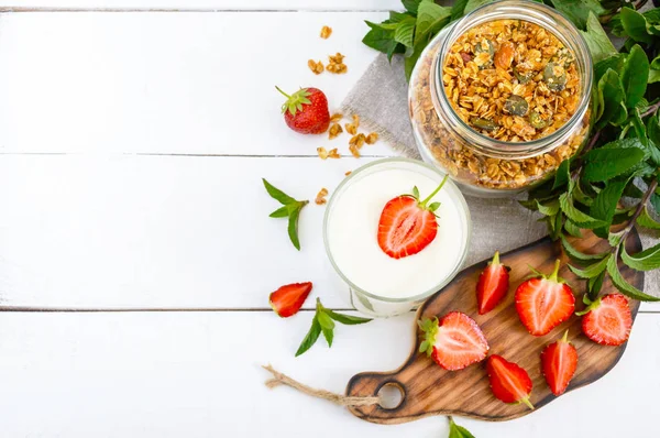 Yogur, fresa fresca madura, granola — Foto de Stock