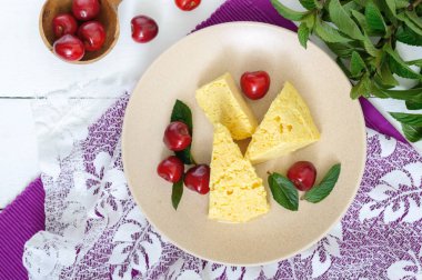 Olgun Kiraz ve nane yaprakları bir plaka üzerinde hava süt vanilya puding