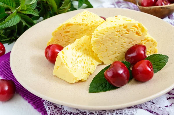 Air mjölkig vanilj pudding med mogna körsbär och myntablad på en tallrik — Stockfoto