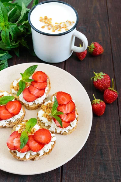 Mini-Sandwiches mit Quark, frischen Erdbeeren, dekoriert mit Minzblättern — Stockfoto