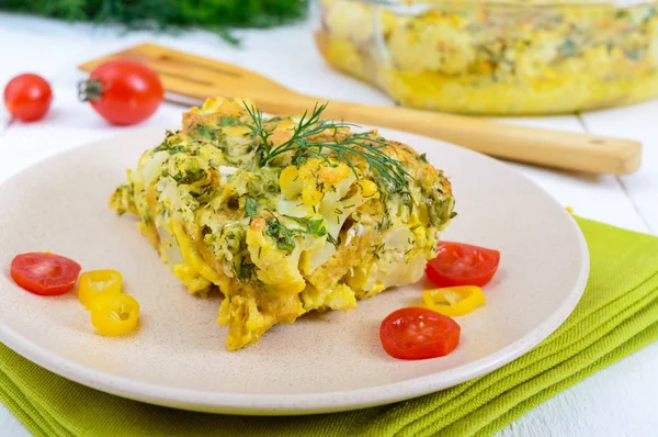 Цветная капуста с сыром, зеленью и яйцом — стоковое фото