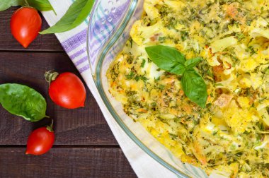 Peynir ve yumurta bir cam form ile fırında karnabahar 