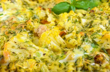 Peynir ve yumurta bir cam form ile fırında karnabahar 