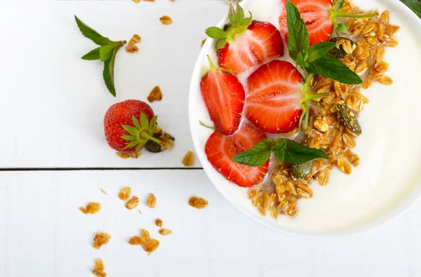 Uma tigela de café da manhã fitness dietético: iogurte, granola, morango fresco, hortelã — Fotografia de Stock