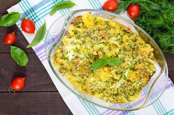 Запечённая цветная капуста с сыром и яйцом в стеклянной форме — стоковое фото