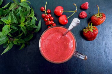 Berry smoothies bir cam kupa